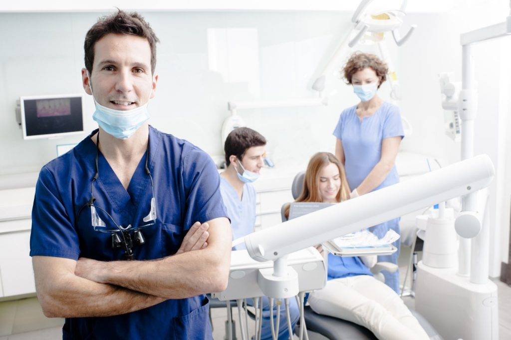 تخصص های مورد نیاز برای بهترین دندانپزشک برای لمینت دندان